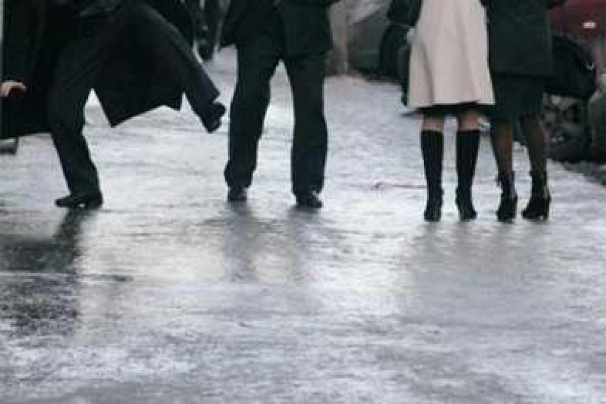 В Мариуполе растет количество уличных травм: люди на льду ломают руки, ноги, разбивают головы В Мариуполе растет количество уличных травм: люди на льду ломают руки, ноги, разбивают головы