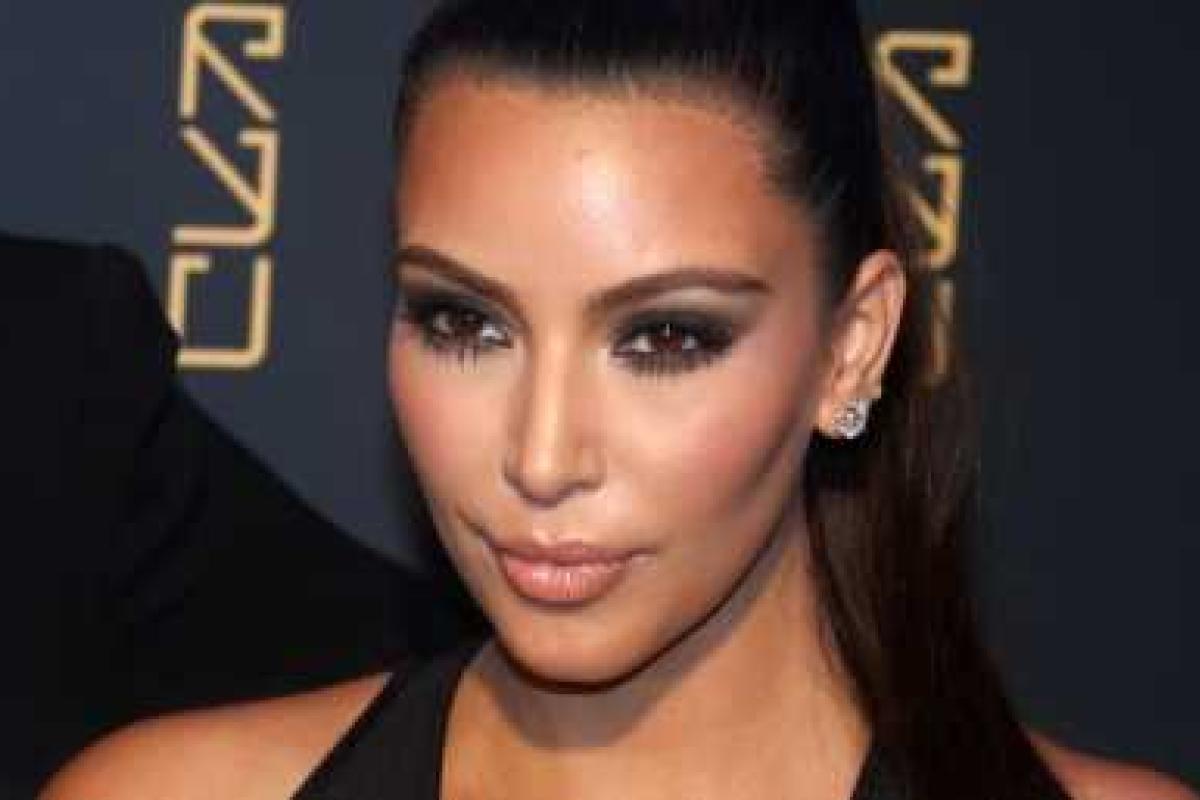 Светская львица Ким Кардашьян впервые после родов показала фигуру в купальнике