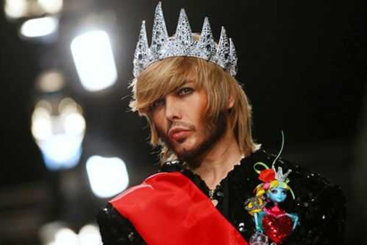 Эпатажный стилист Сергей Зверев сверкнул обнаженным торсом