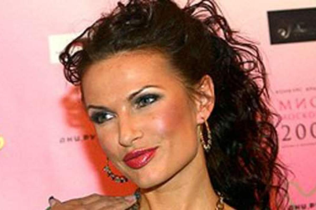 Актриса Эвелина Бледанс показала безупречную фигуру в купальнике