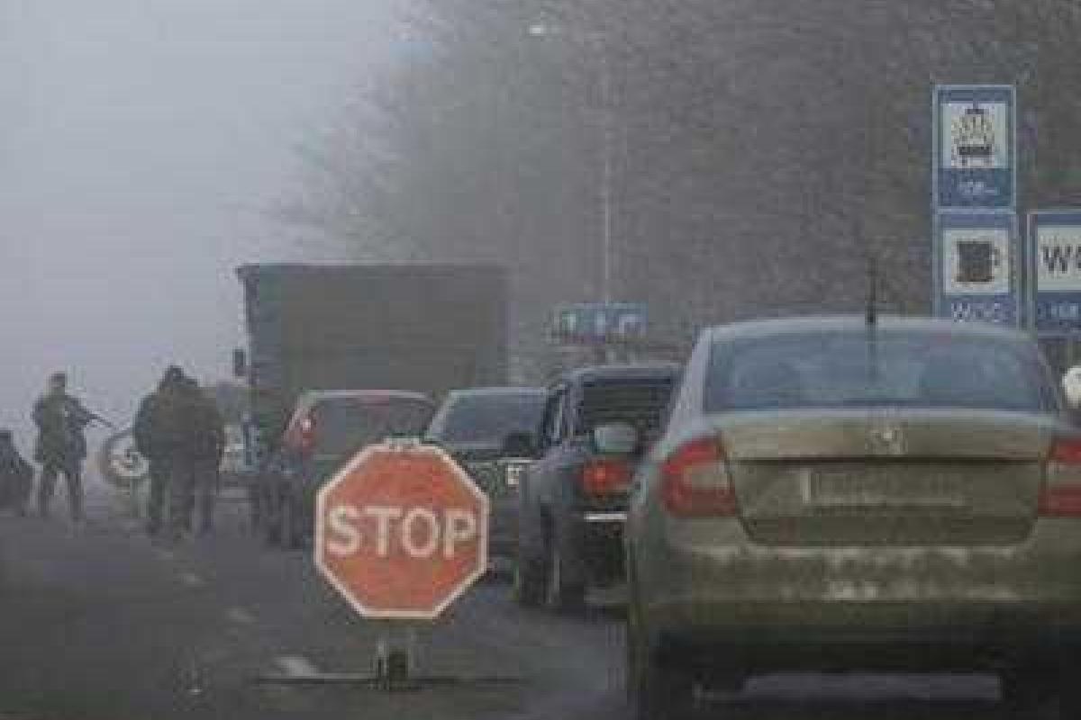 На "границе" с территорией "ДНР" боевики собирают огромные очереди из желающих выехать из "республики" На "границе" с территорией "ДНР" боевики собирают огромные очереди из желающих выехать из "республики"