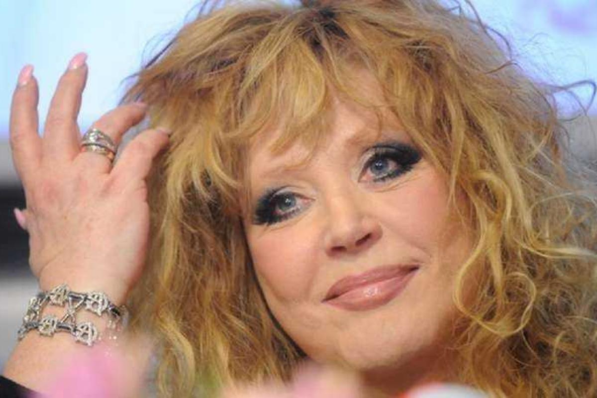 Алла Пугачева покорила поклонников нарядом с глубоким декольте 