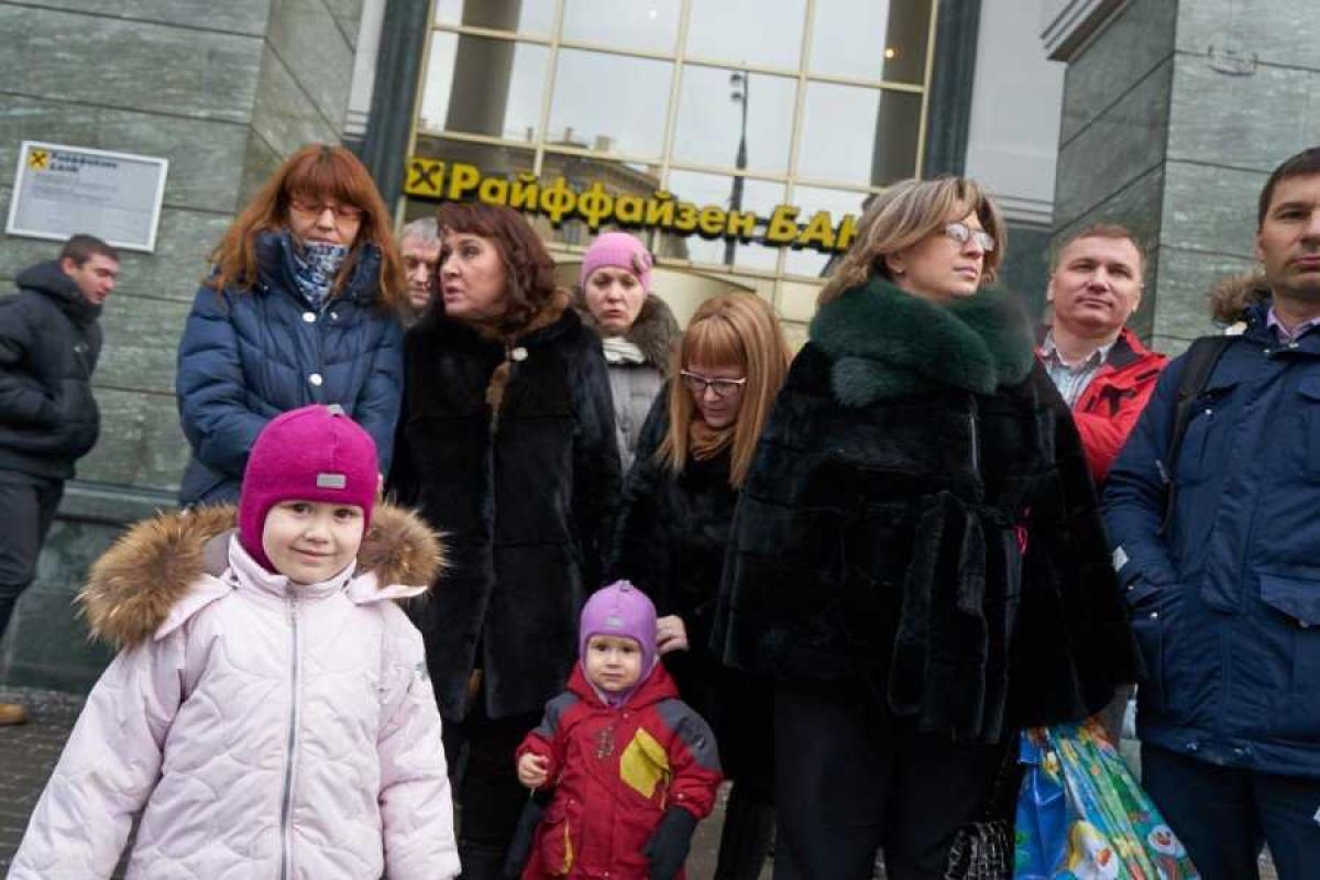 Россиянка, рыдая в банке: Давайте вернем Крым, мы Украину не потянем, уже жить не на что... 