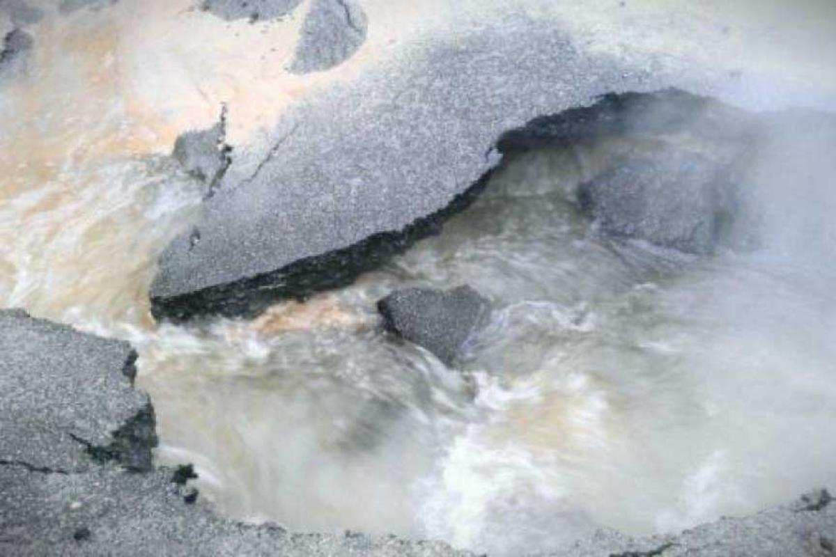 Фатальная прогулка: на Камчатке три друга второклассника сварились в канаве с кипятком возле стен родной школы 