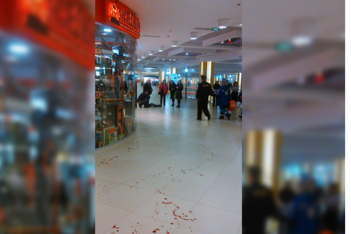 В торговом центре Питера мужчина серьезно ранил продавца украденным с витрины мачете В торговом центре Питера мужчина серьезно ранил продавца украденным с витрины мачете