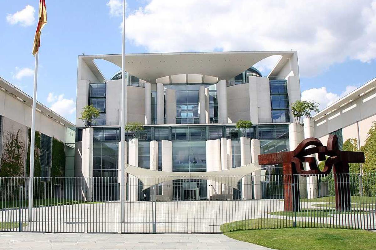 В Германии переполох: в здании ведомства Меркель изучают подозрительные посылки