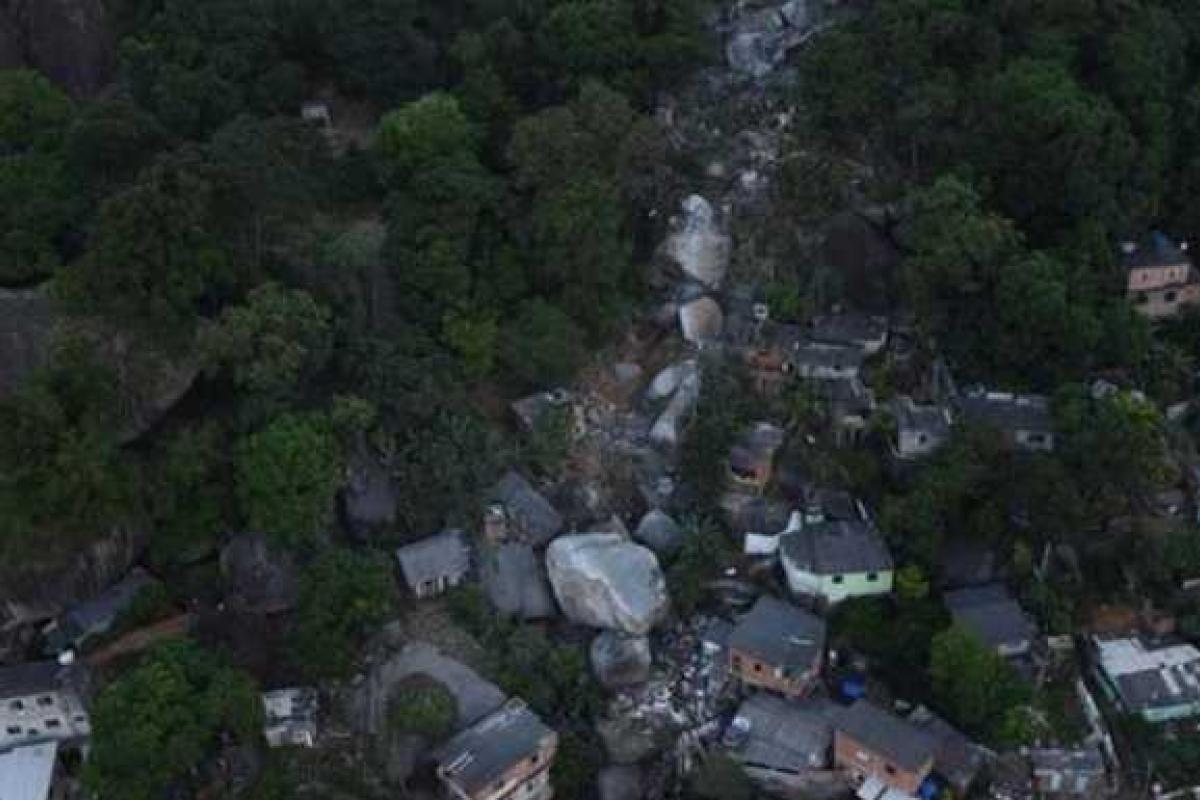 В Бразилии скала рухнула на жилой квартал: ранены 15 человек