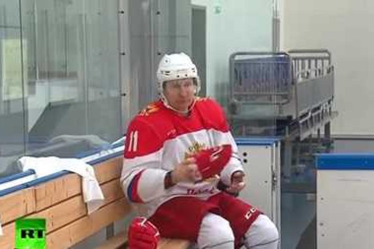 В Сеть попало видео с хоккейной тренировки Путина в Сочи В Сеть попало видео с хоккейной тренировки Путина в Сочи