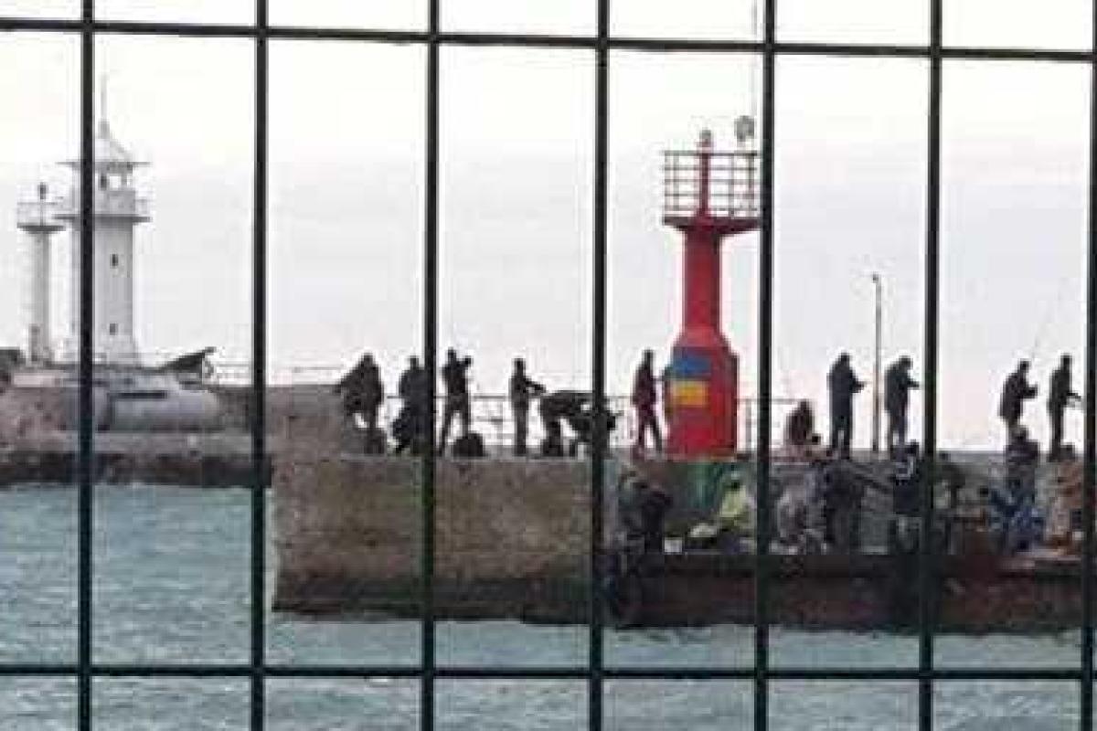 В Ялте крымские патриоты нарисовали на маяке флаг Украины В Ялте крымские патриоты нарисовали на маяке флаг Украины