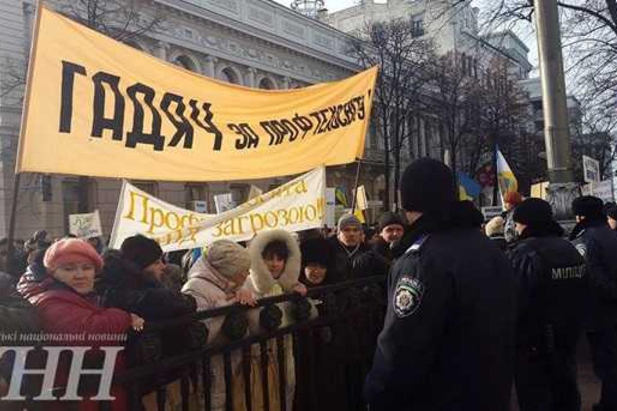 Представители профтехобразования вышла на пикет под стены Минобразования в Киеве Представители профтехобразования вышла на пикет под стены Минобразования в Киеве