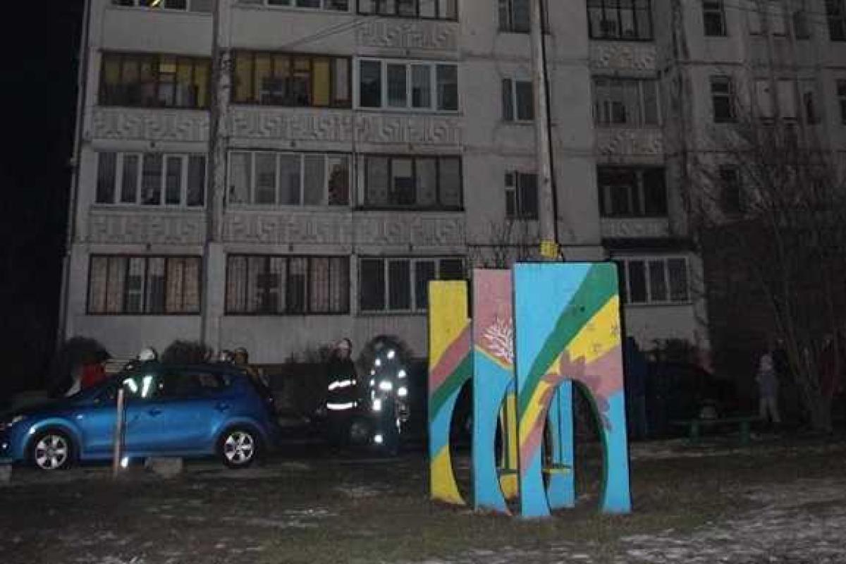 В Киеве при тушении пожара в 16-этажном жилом доме погиб спасатель В Киеве при тушении пожара в 16-этажном жилом доме погиб спасатель