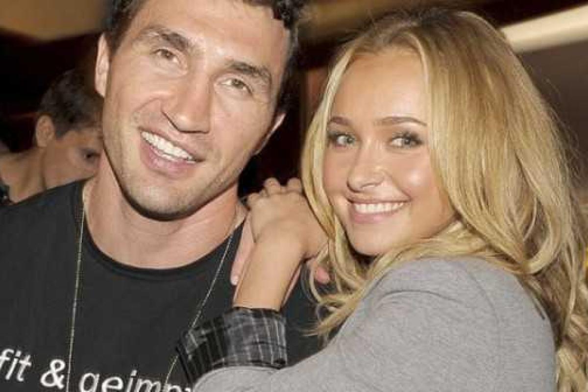 Жена Владимира Кличко шокировала публику нарядом с глубоким декольте