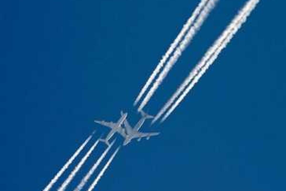 В небе над Москвой чуть не столкнулись два самолета