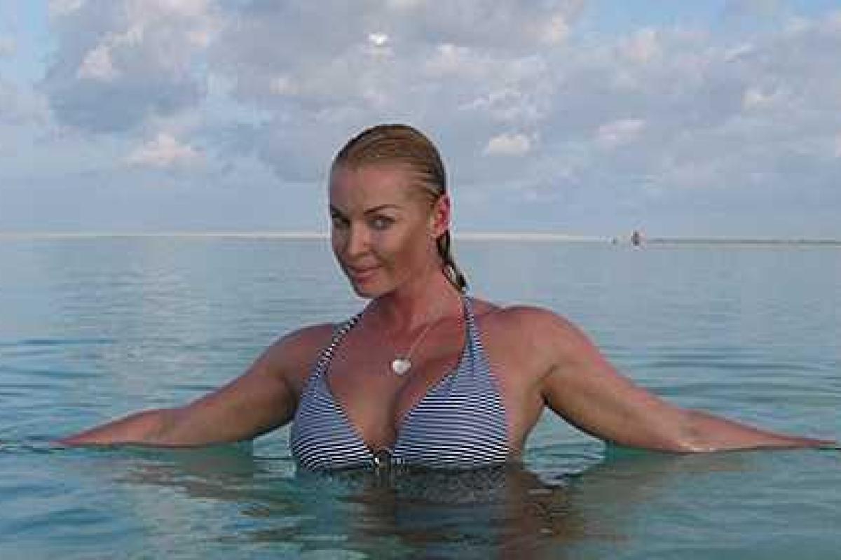 Фанаты критикуют Анастасию Волочкову за слишком откровенные фото