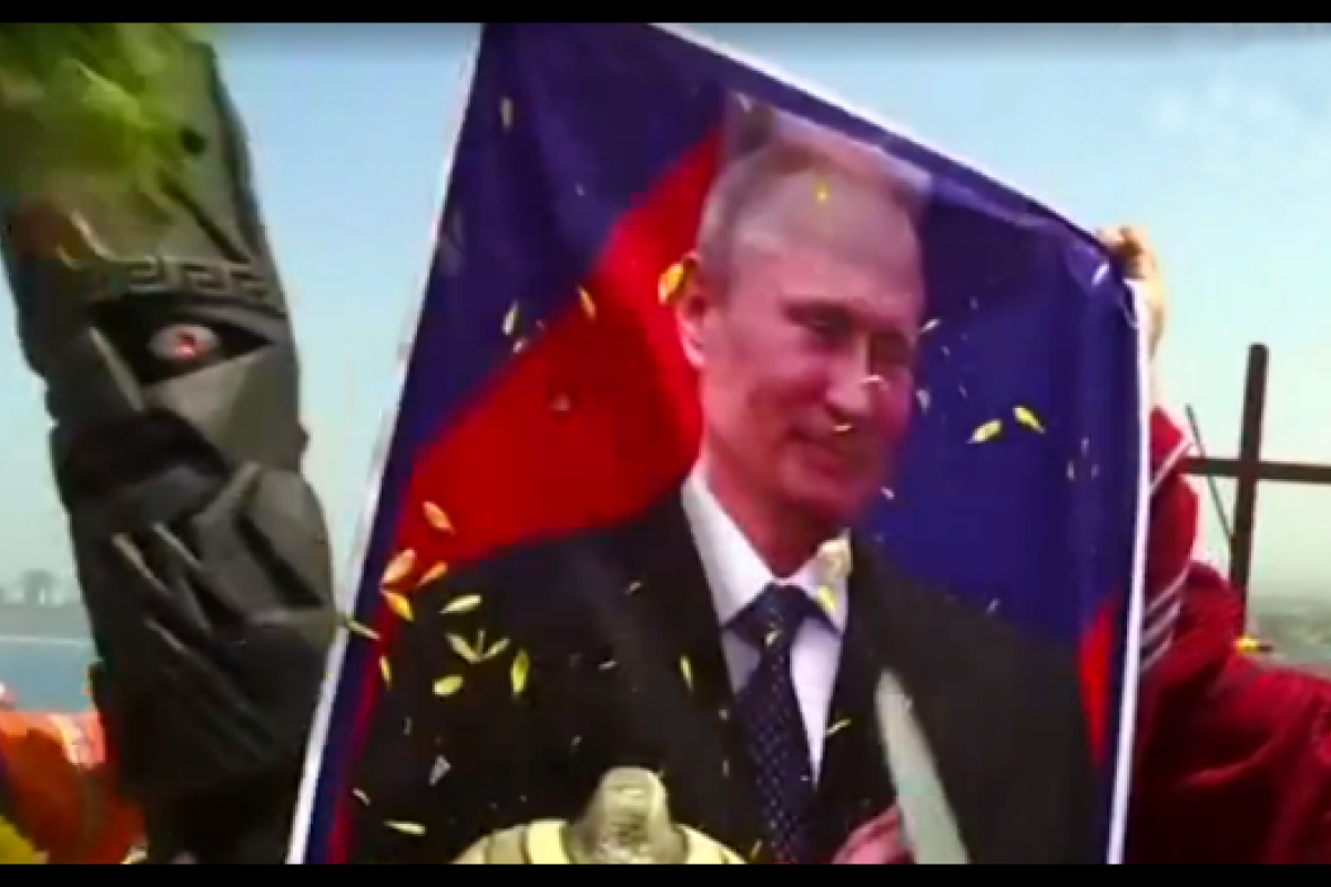 В Перу шаманы окуривали дымом и осыпали семенами портрет Путина В Перу шаманы окуривали дымом и осыпали семенами портрет Путина