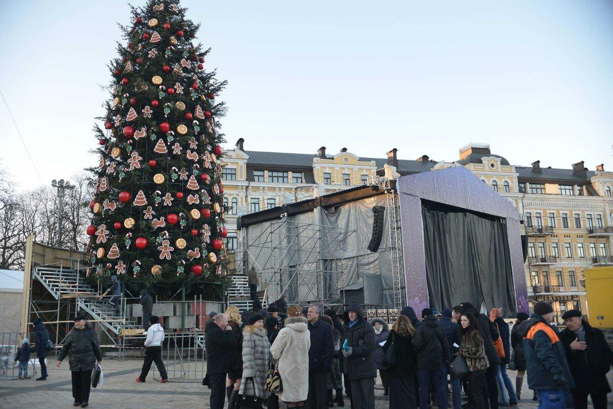 Жители Киева и гости столицы попрощались с главной елкой Украины Жители Киева и гости столицы попрощались с главной елкой Украины