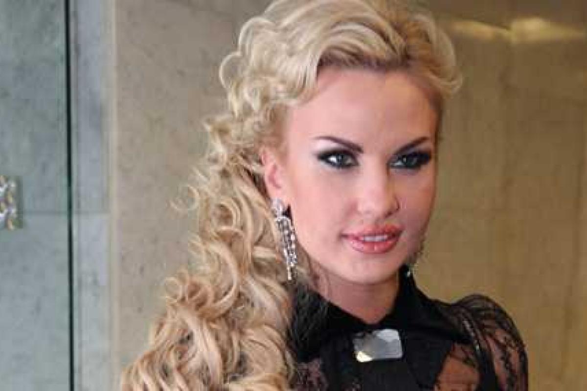 Певица Камалия впервые показала публике лица своих дочерей