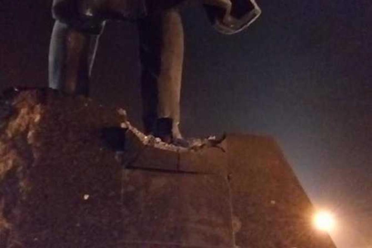 Ночной Донецк сотряс мощный взрыв: в центре города неизвестные пытались взорвать памятник Ленину Ночной Донецк сотряс мощный взрыв: в центре города неизвестные пытались взорвать памятник Ленину