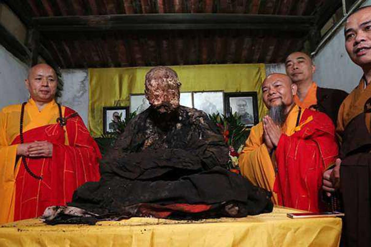 В Китае буддисты вскрыли контейнер с телом монаха, умершего более трех лет назад 