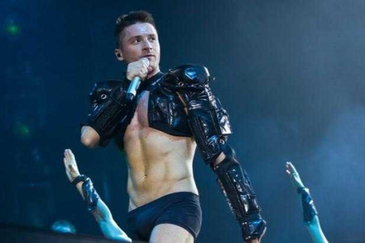 Певец Сергей Лазарев порадовал поклонников селфи в постели