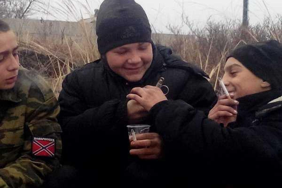В Сеть попали снимки подростков из "ДНР": юные "захаровцы" балуются пивом, сигаретами и гранатой  В Сеть попали снимки подростков из "ДНР": юные "захаровцы" балуются пивом, сигаретами и гранатой
