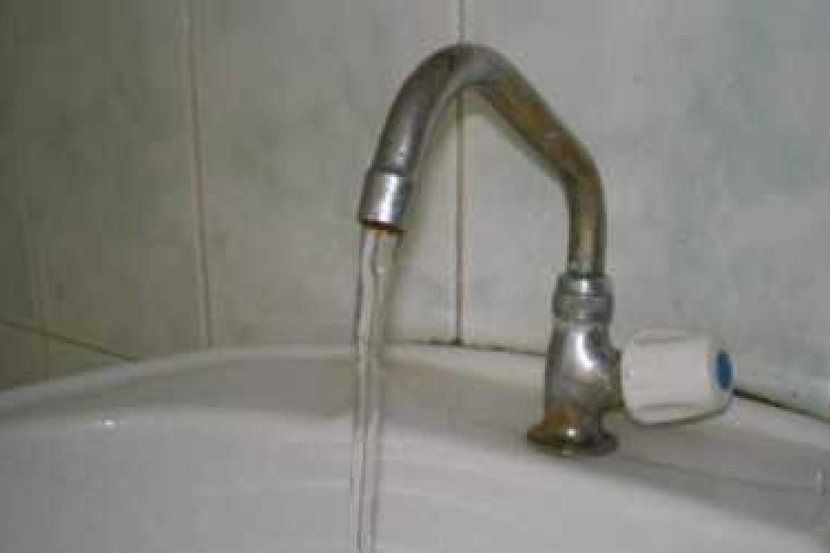 Жители российского города Тавды возмущены качеством питьевой воды: из кранов течет вода с червями