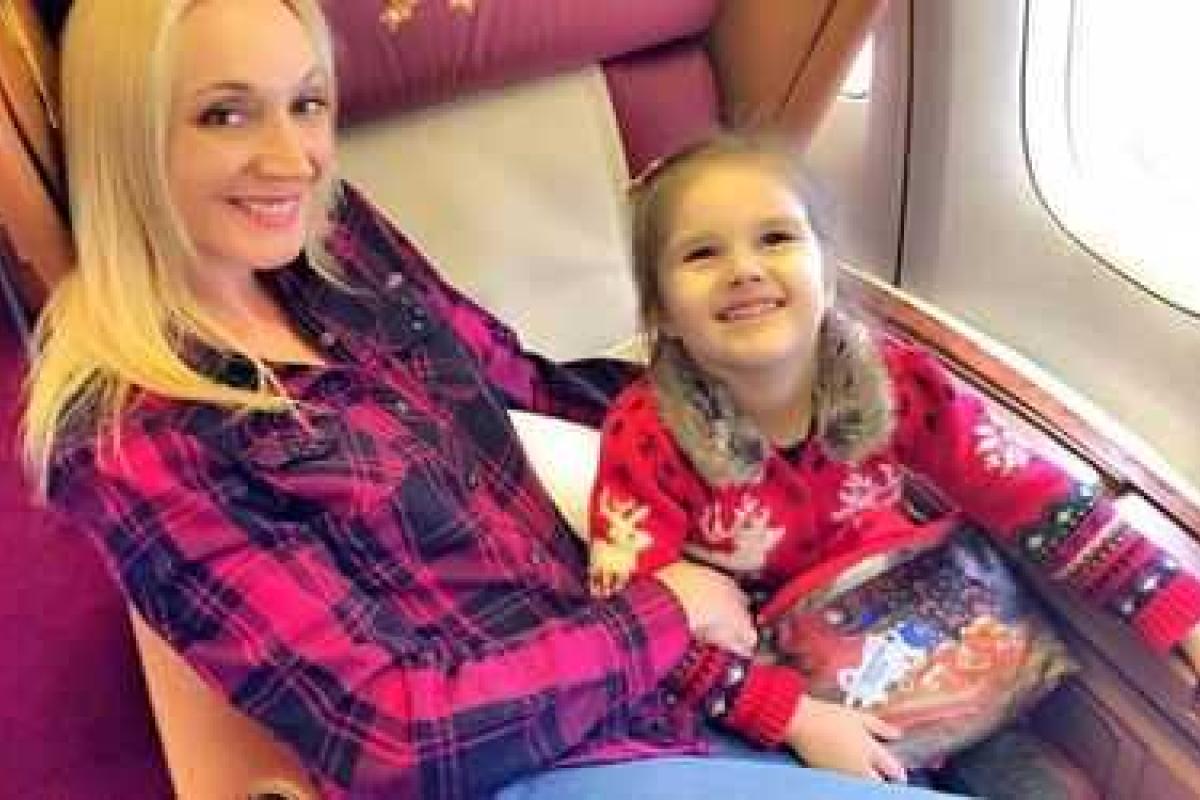 Певица Кристина Орбакайте учит свою 3-летнюю дочь спускаться с горы на лыжах