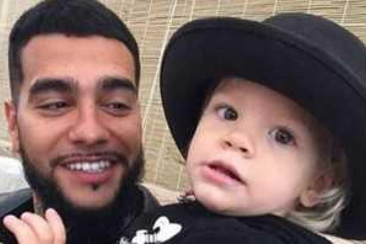 Рэпер Тимати отдыхает на курорте и приучает к серфингу маленькую дочь Рэпер Тимати отдыхает на курорте и приучает к серфингу маленькую дочь