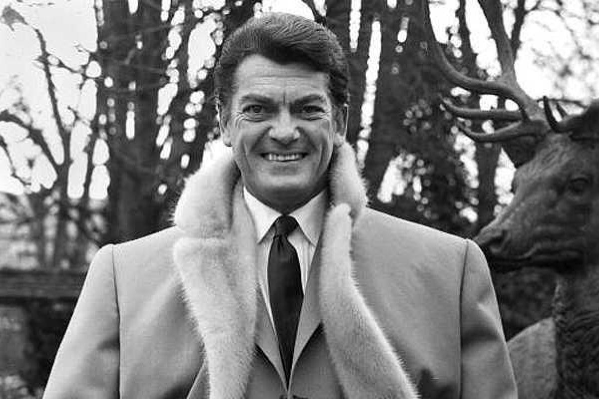 Во Франции разграбили могилу знаменитого актера Жана Маре Во Франции разграбили могилу знаменитого актера Жана Маре