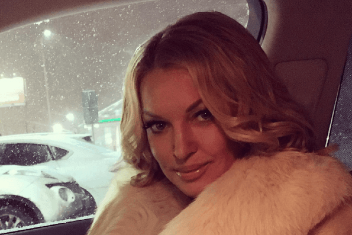 Балерина Анастасия Волочкова принимает поздравления с 40-летним юбилеем