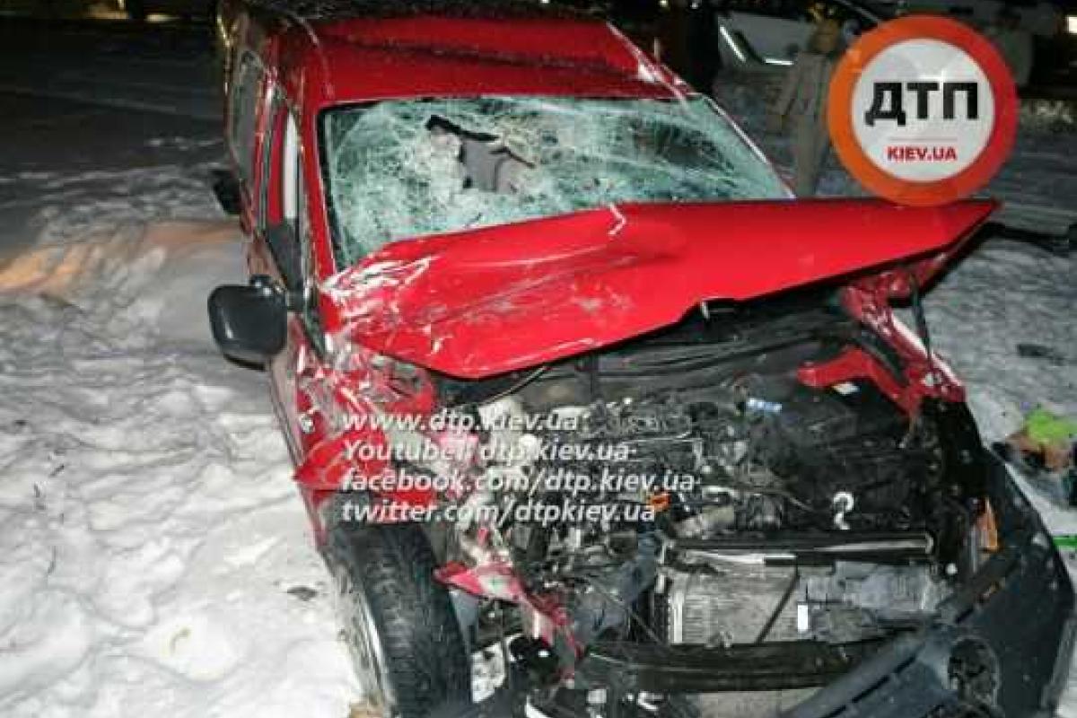 В Киеве пьяный водитель Volkswagen устроил масштабное ДТП, разбив 4 авто В Киеве пьяный водитель Volkswagen устроил масштабное ДТП, разбив 4 авто