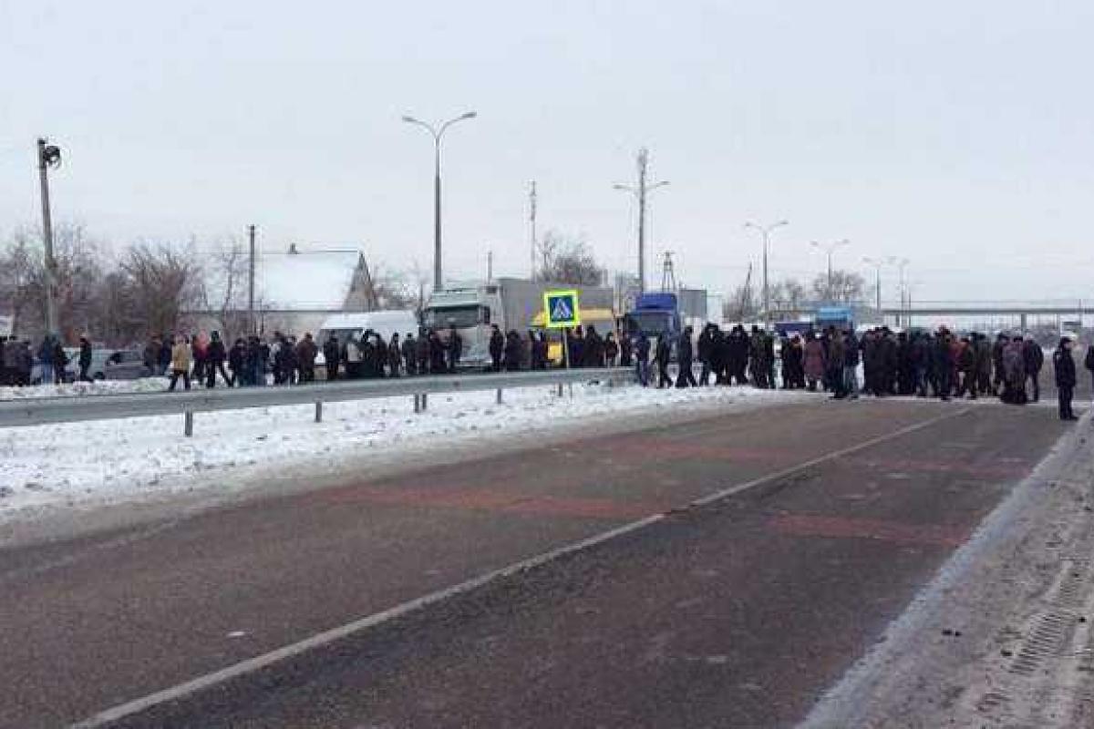 На Днепропетровщине жители в знак протеста перекрыли трассу на Донецк На Днепропетровщине жители в знак протеста перекрыли трассу на Донецк