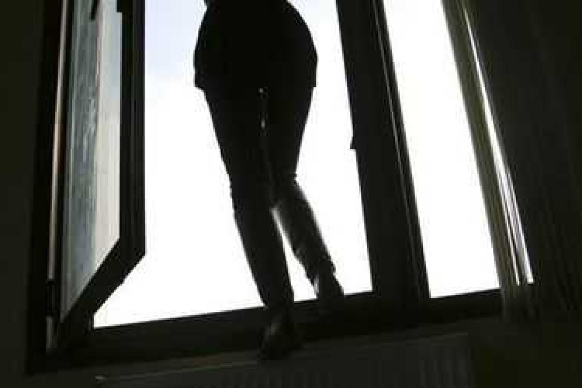 В Москве женщина с 8-месячным ребенком шагнула из окна своей квартиры на шестом этаже В Москве женщина с 8-месячным ребенком шагнула из окна своей квартиры на шестом этаже