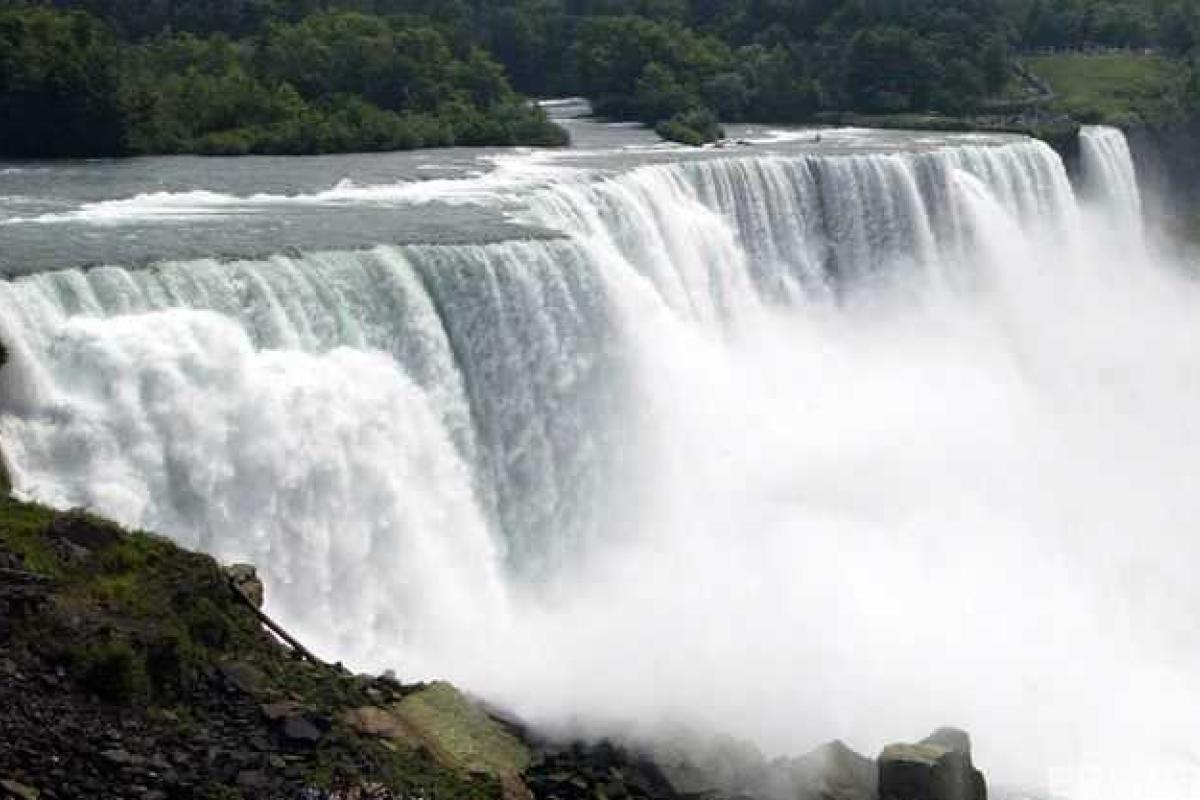 Американские чиновники планируют на время осушить Ниагарский водопад Американские чиновники планируют на время осушить Ниагарский водопад