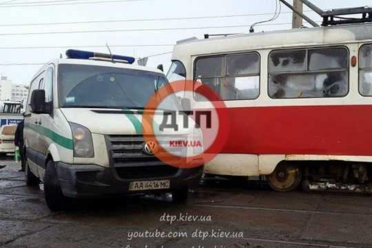 В Киеве инкассаторы на автомобиле Vokswagen столкнулись с трамваем В Киеве инкассаторы на автомобиле Vokswagen столкнулись с трамваем