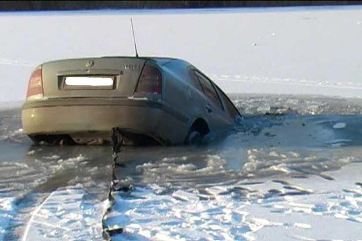 В Полтаве спасатели вытащили из реки Ворскла легковой автомобиль, провалившийся под лед В Полтаве спасатели вытащили из реки Ворскла легковой автомобиль, провалившийся под лед