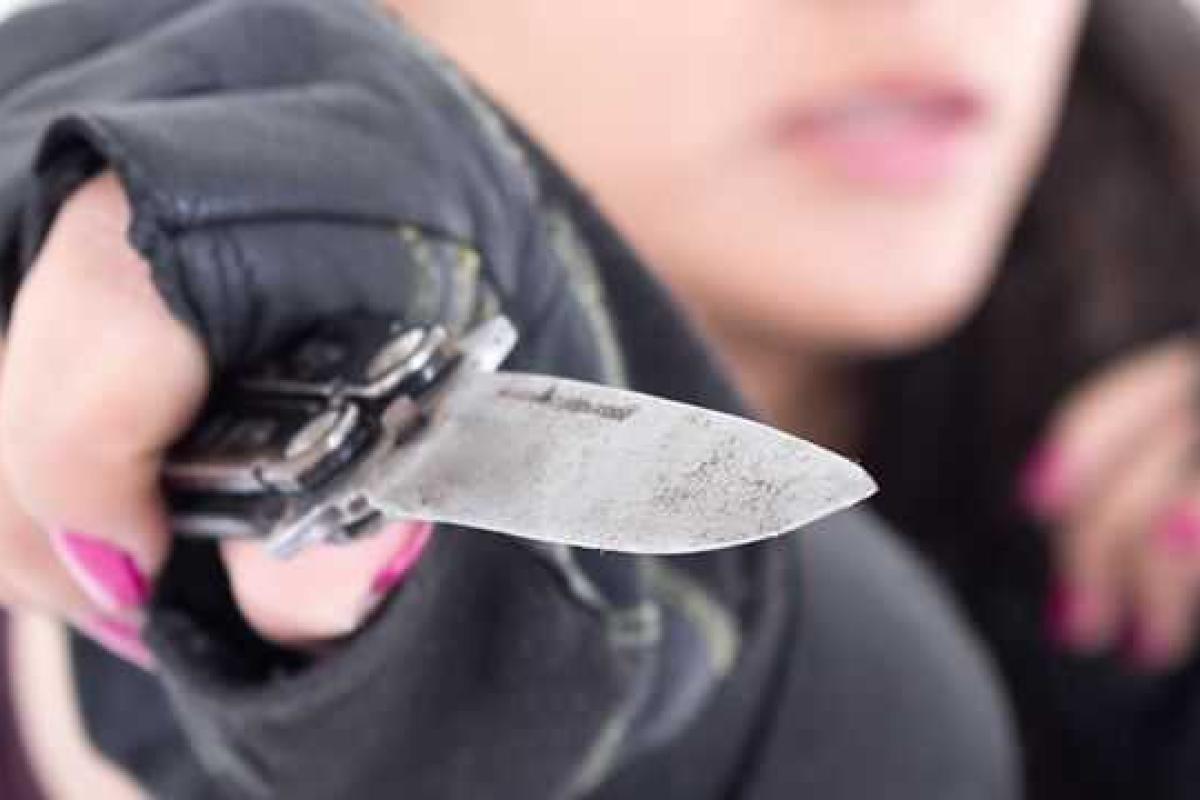 Жительница Крыма пыталась убить малолетнего родственника: женщина напала с ножом на 9-летнего мальчика Жительница Крыма пыталась убить малолетнего родственника: женщина напала с ножом на 9-летнего мальчика