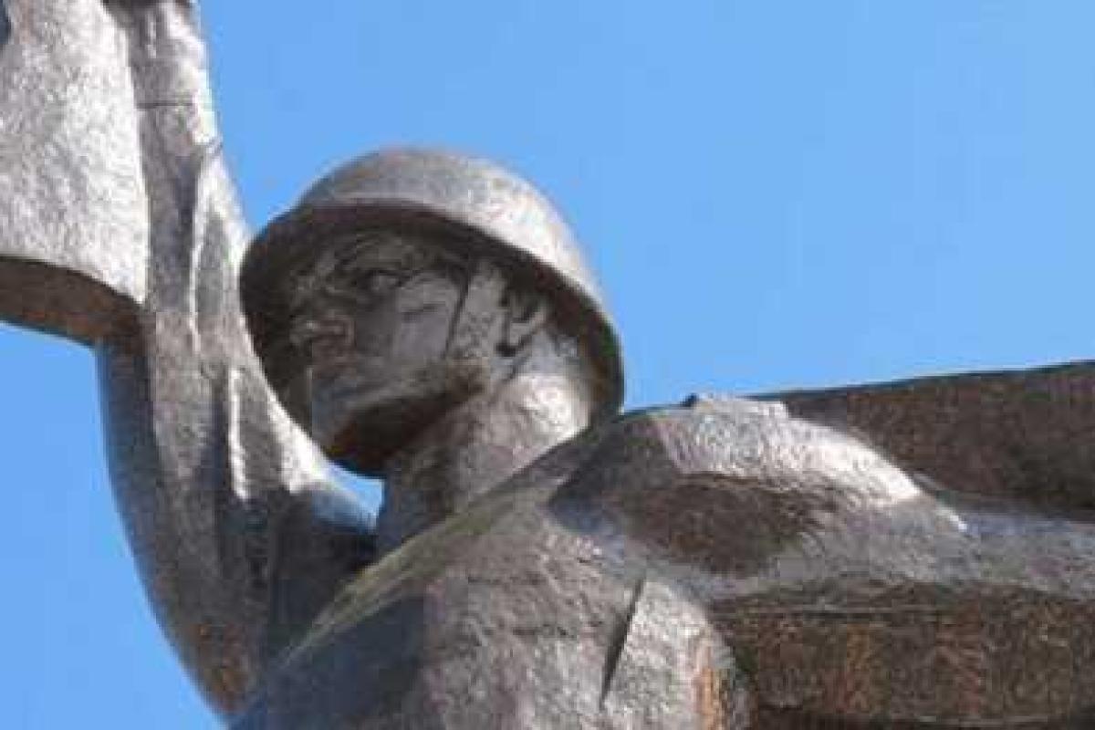 В центре Харькова вандалы повредили памятник "Воину-освободителю" В центре Харькова вандалы повредили памятник "Воину-освободителю"