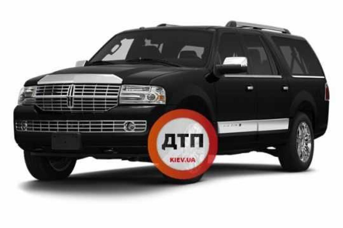 В Киеве неизвестные выкинули из "Lincoln Navigator" водителя и угнали авто с крупной суммой денег