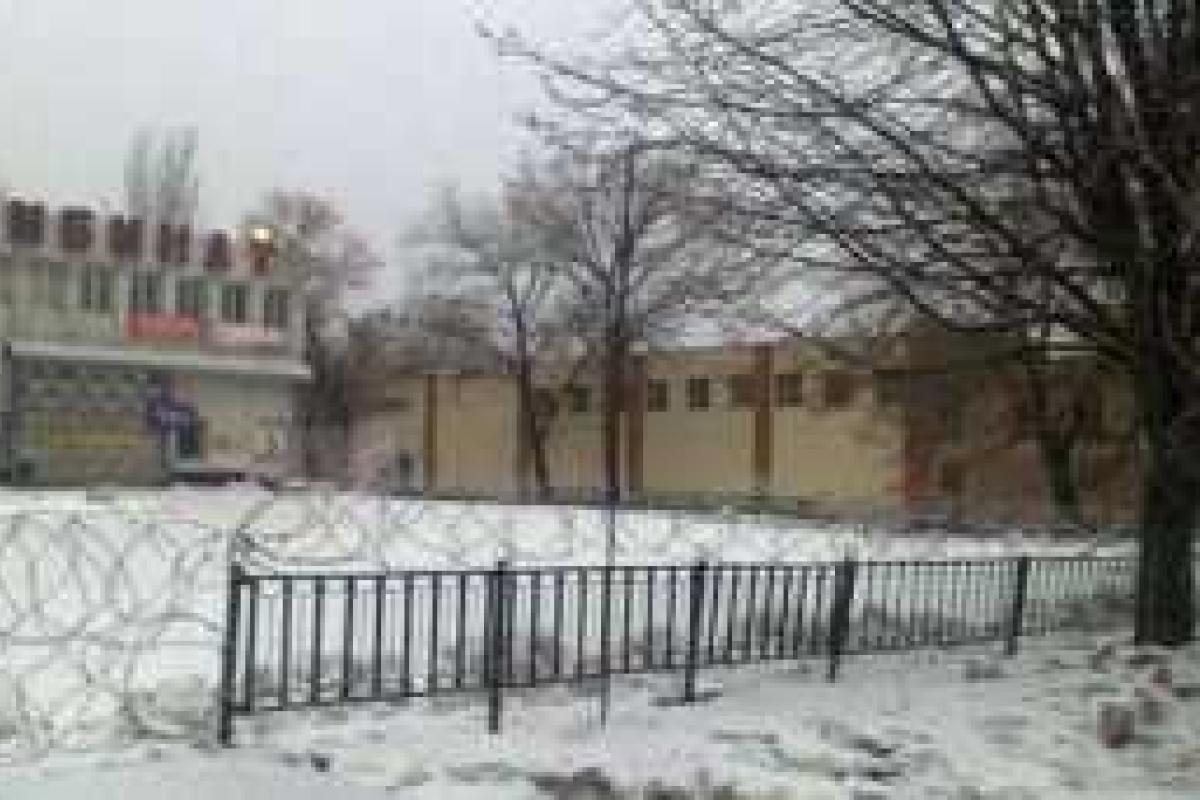 В Донецке боевики "ДНР" оккупировали мясокомбинат и обнесли территорию колючей проволокой - очевидцы