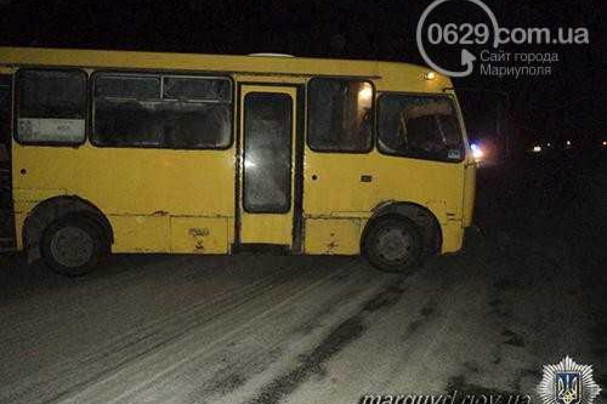 В Мариуполе пьяный мужчина шагнул прямо под колеса проезжающей маршрутки В Мариуполе пьяный мужчина шагнул прямо под колеса проезжающей маршрутки