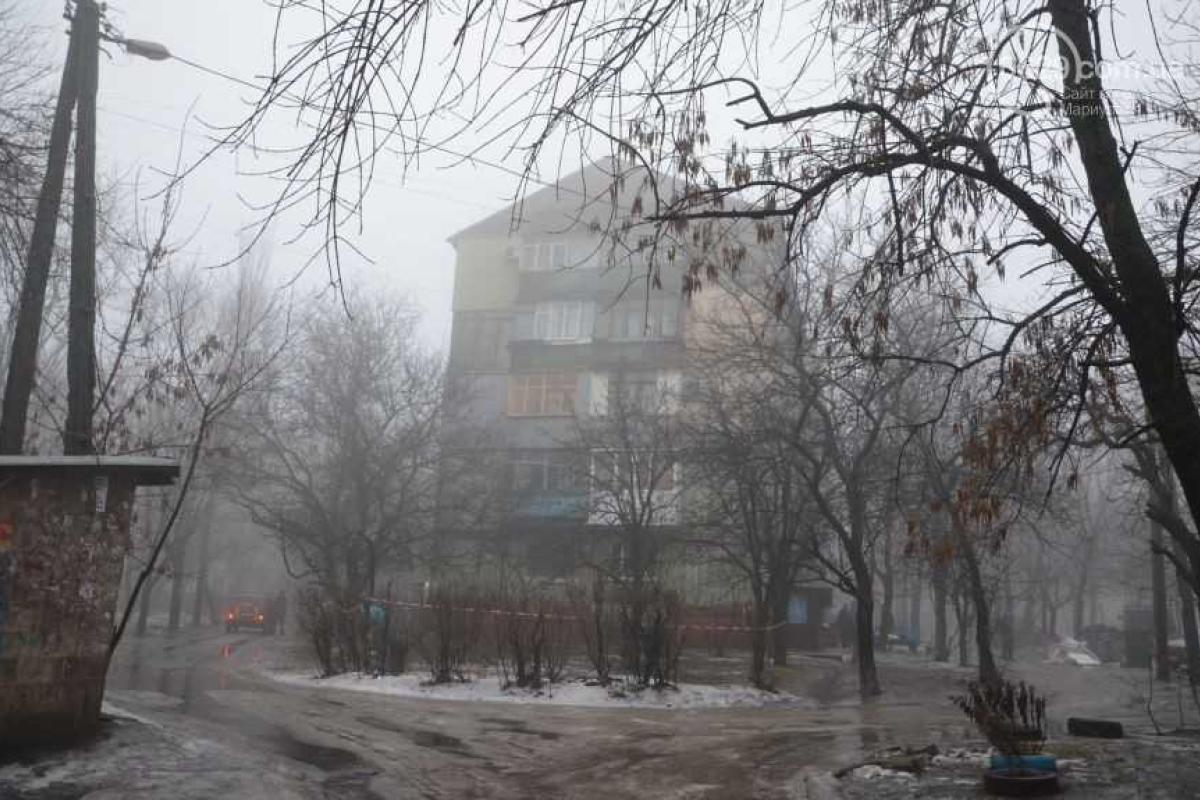 В Мариуполе на месте взрыва в жилом доме разбирают завалы: без газоснабжения остаются жители двух домов