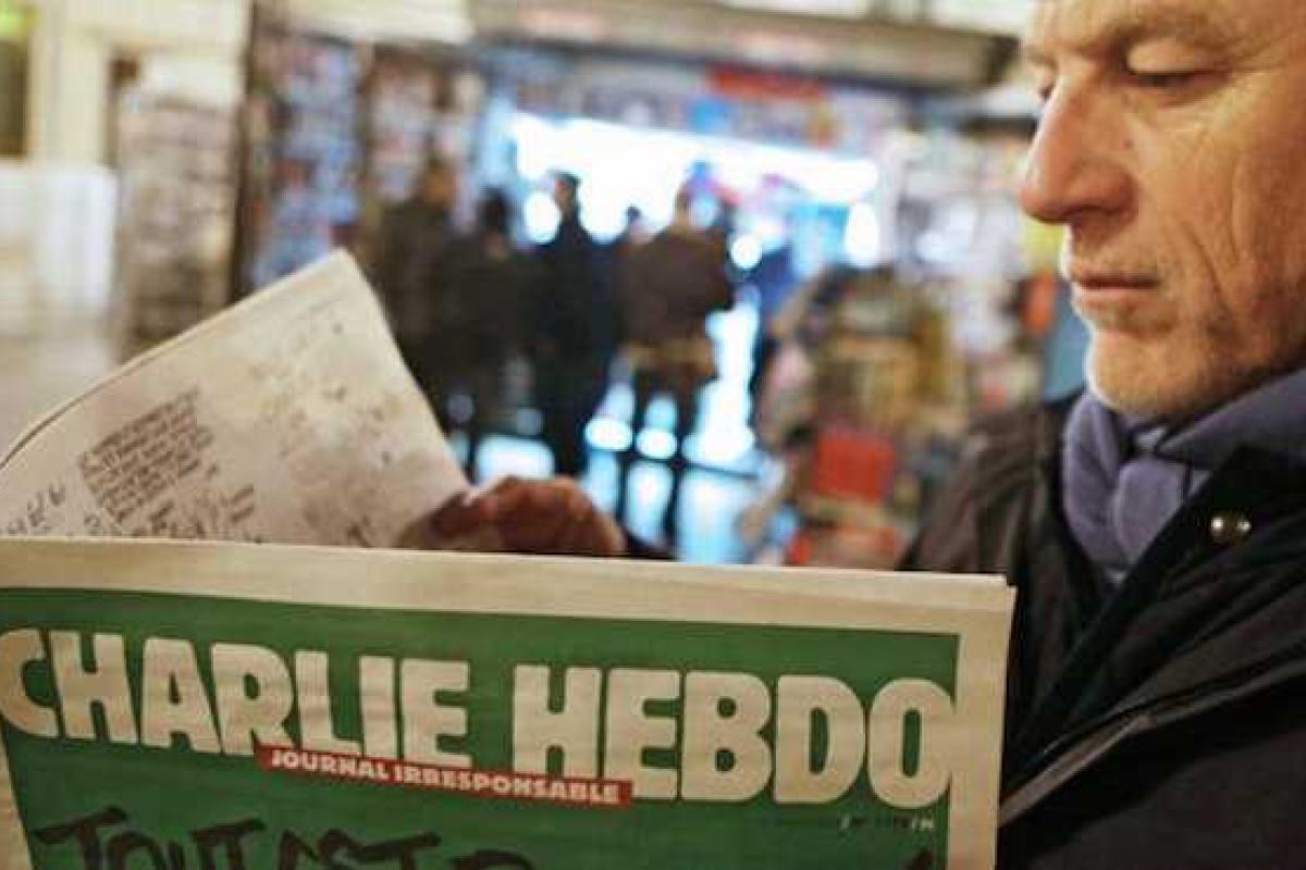 Скандально известный журнал "Charlie Hebdo" опубликовал новую карикатуру: бог-террорист, облитый кровью Скандально известный журнал "Charlie Hebdo" опубликовал новую карикатуру: бог-террорист, облитый кровью