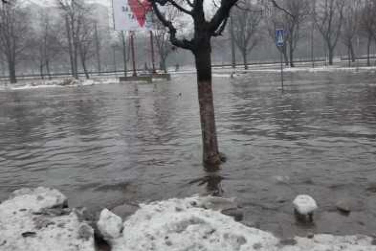 Дороги и тротуары Мариуполя превратились в огромное озеро: коммунальщики работают в усиленном режиме