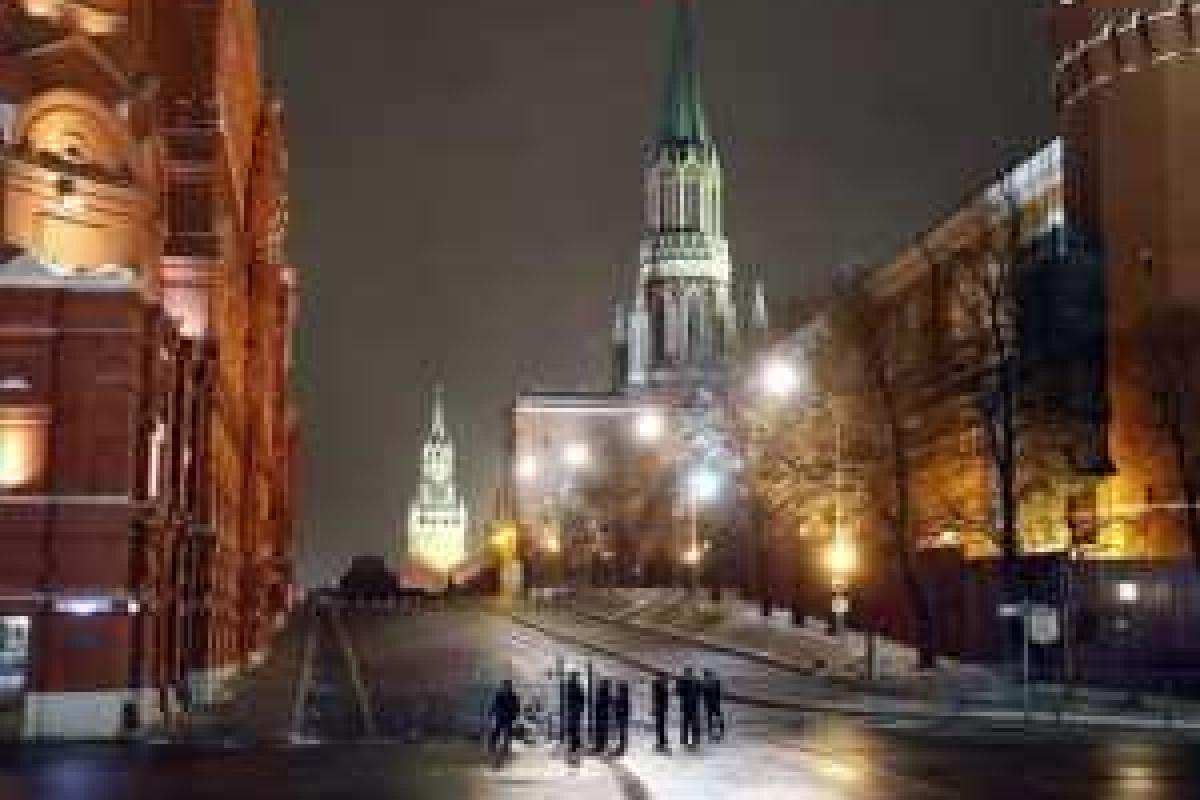 Ночью всех москвичей и гостей российской столицы "выгнали" с Красной площади: в Кремле был замечен реанимобиль