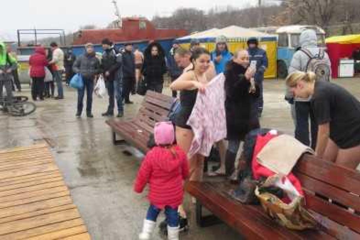 Жители Мариуполя смело окунались в ледяную воду в крещенской купели Жители Мариуполя смело окунались в ледяную воду в крещенской купели