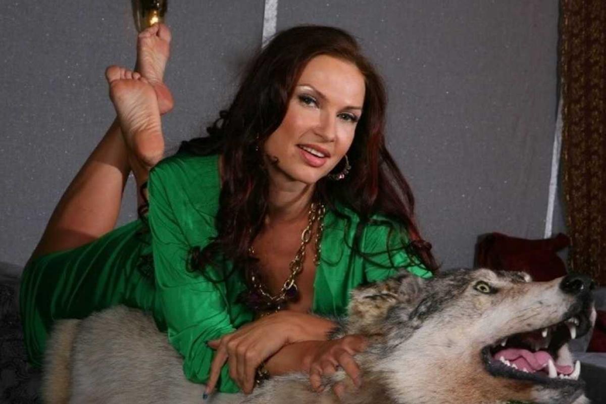 Актриса Эвелина Бледанс приняла участие в фотосессии в образе обезьяны