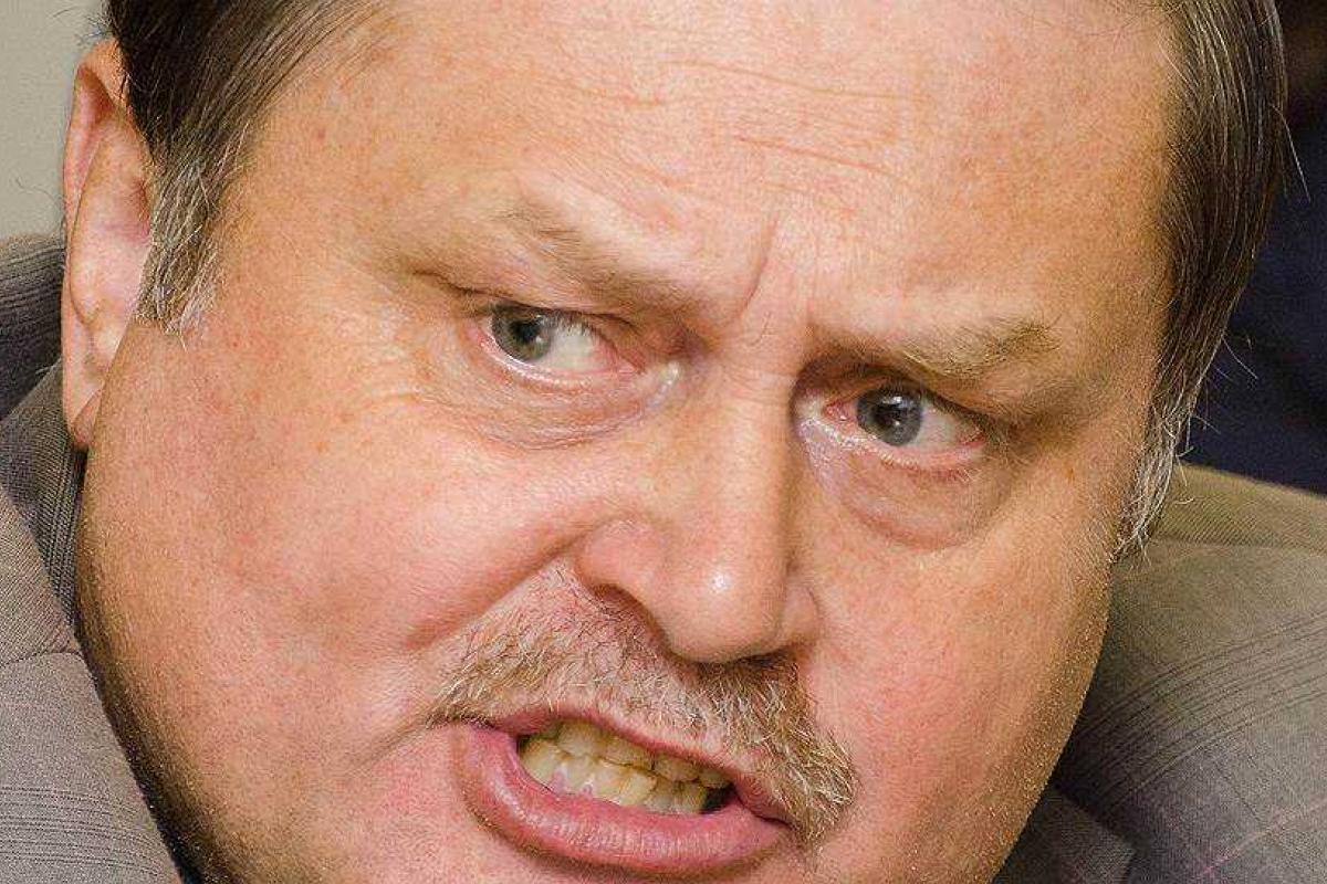 В России коммунисты предлагают запретить семьям "высоких" чиновников заниматься бизнесом В России коммунисты предлагают запретить семьям "высоких" чиновников заниматься бизнесом