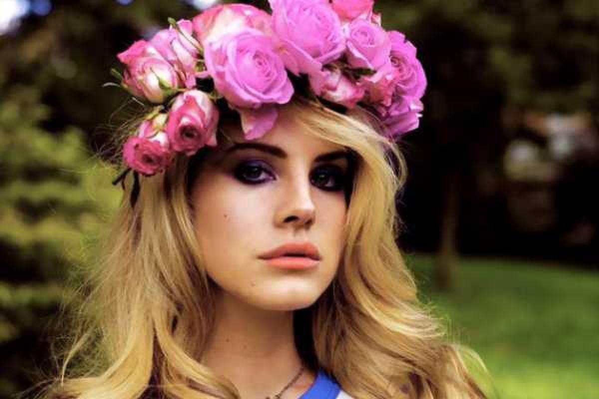 Российские фанатки угрожают расправой певице Лане Дель Рей 