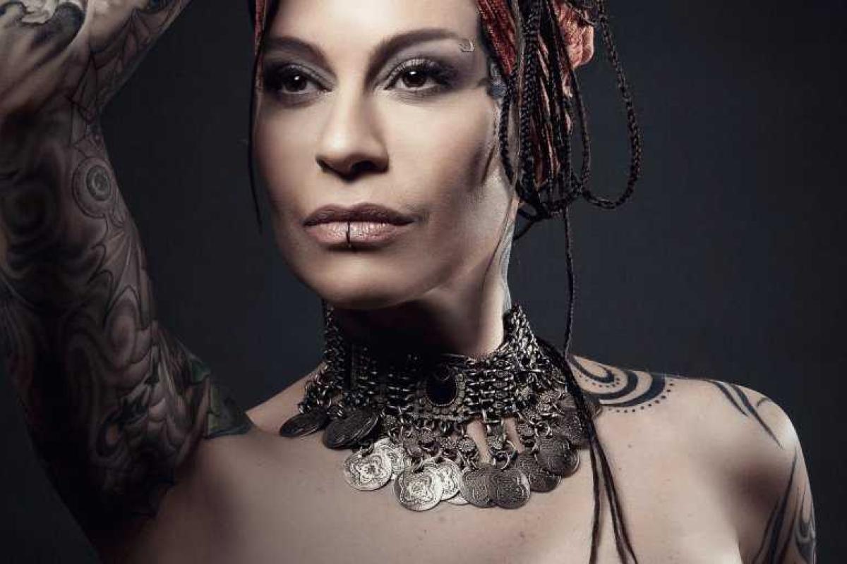 В московском ресторане пьяная vip-клиентка покушалась на жизнь рок-певицы Наргиз Закировой В московском ресторане пьяная vip-клиентка покушалась на жизнь рок-певицы Наргиз Закировой